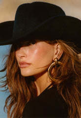 HB wearing pocket blush in tan line