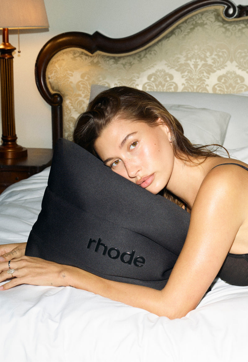 how much does hailey bieber own of rhode - Ilustrasi 3